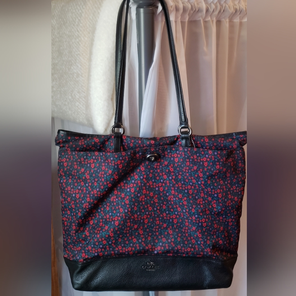 COACH 🌸 Poppy Black and Red Floral Tote